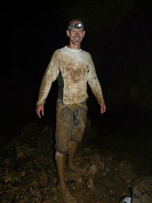 (艾莉的奇妙冒险)穿越奇幻世界，探索未知冒险：主角艾莉的传奇游戏旅程