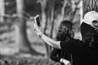 探讨非常规恋人关系：当传统爱情不再足够，不拘一格的爱情何其美