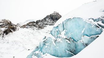 长白山终年积雪，是因为其高海拔和特殊气候条件造就的万年冰雪奇观