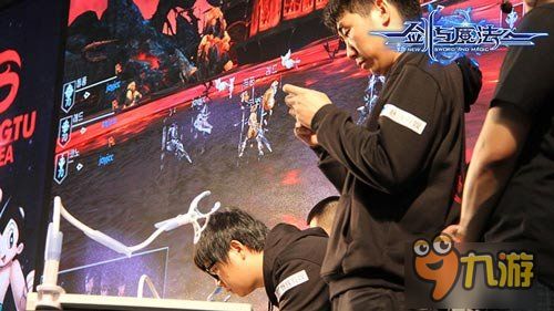 探讨群体力量与个人英勇的碰撞：一则关于众多勇者联合挑战单一英雄的深度思考与启示